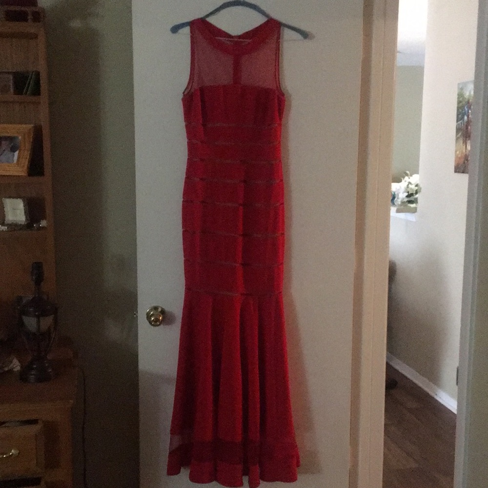 JS collection gown. Size 6 and worn only once.